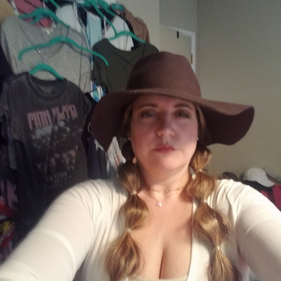 Meet your Posher, Jenn Please take a 👀 - Picture 8 of 9